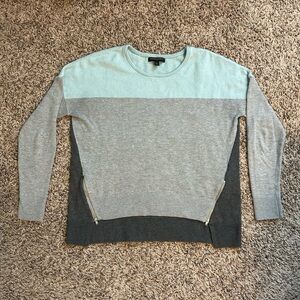 Banana Republic Women’s Sweater in Gray and Light Blue